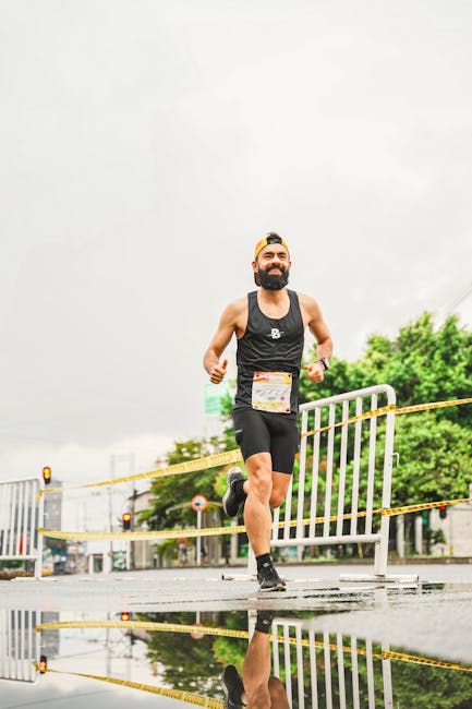 Un rollo de película cinematográfica y palomitas de maíz sobre fondo oscuro